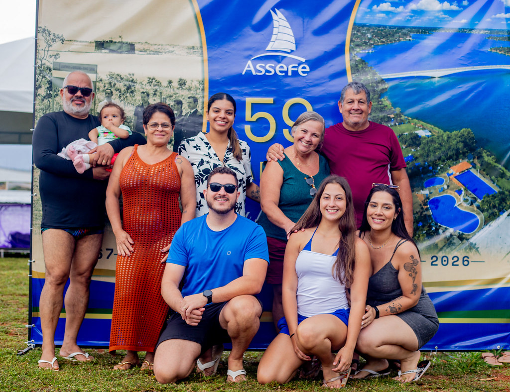 Família reunida diante do painel comemorativo dos 59 anos da Assefe