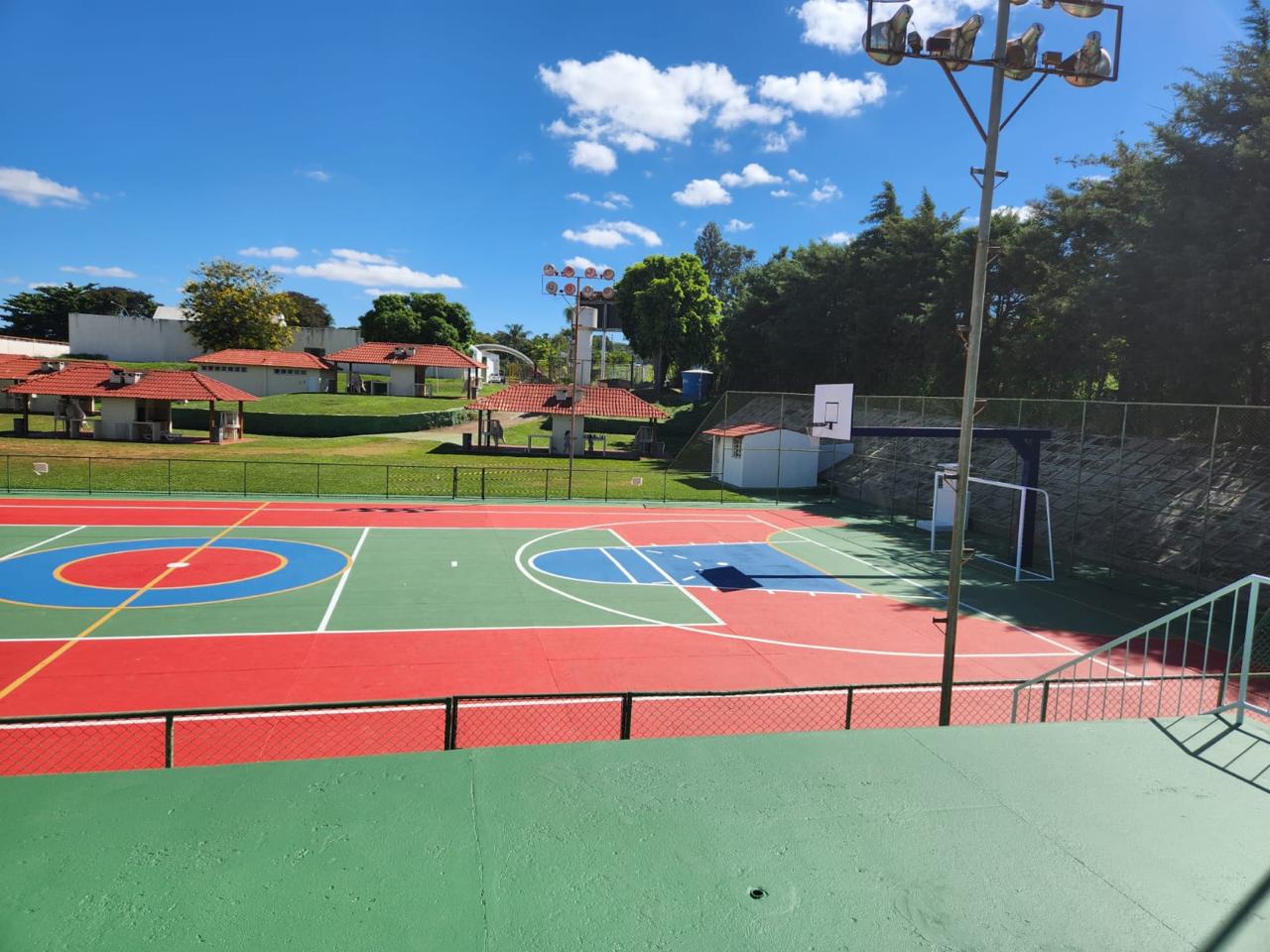 Pintura do piso da quadra poliesportiva e arquibancada